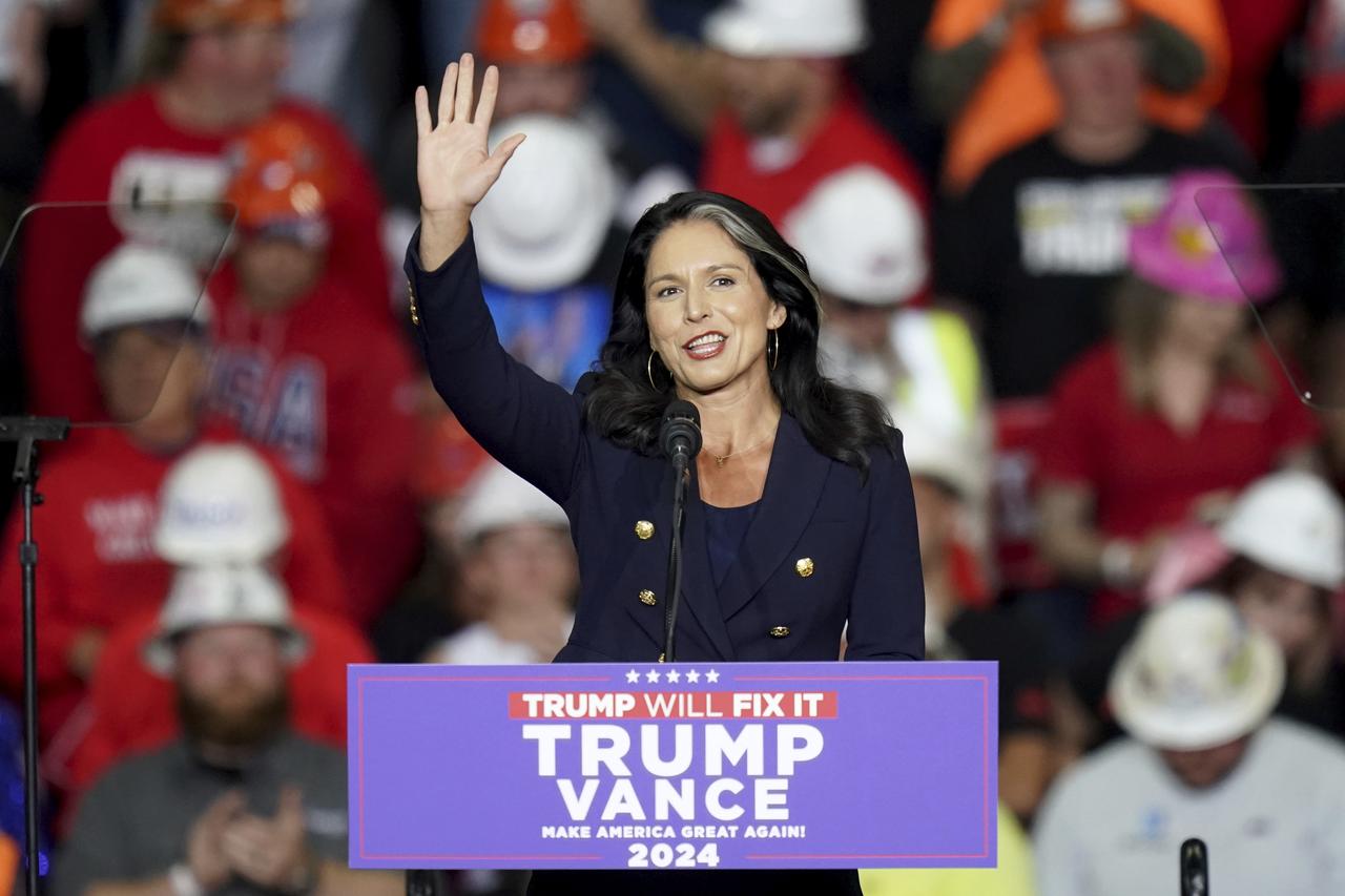 Tulsi Gabbard lors d'un meeting de Donald Trump le 4 novembre 2024 à Pittsburgh. [KEYSTONE - MATT FREED]