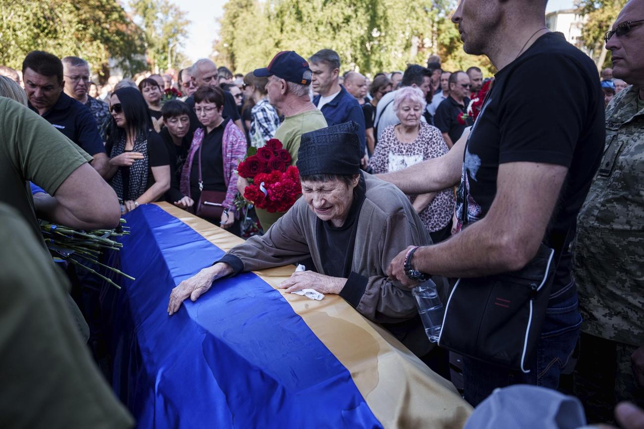 Une mère pleure près du cercueil de son fils tué lors d'une attaque à la roquette russe, lors de la cérémonie funéraire à Poltava. Ukraine, samedi 7 septembre 2024. [KEYSTONE - EVGENIY MALOLETKA]