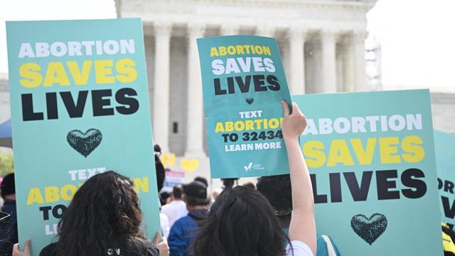 "L'avortement sauve des vies" disent ces affiches brandies durant une manifestation devant la Cour Suprême des Etats-Unis, à Washington DC, le 24 avril 2024. [AFP - Saul Loeb]