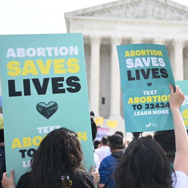 "L'avortement sauve des vies" disent ces affiches brandies durant une manifestation devant la Cour Suprême des Etats-Unis, à Washington DC, le 24 avril 2024. [AFP - Saul Loeb]