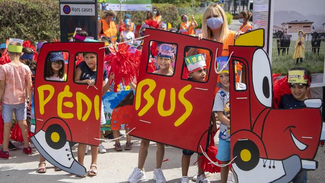 A la rentrée, le Pedibus célébrera ses vingt-cinq ans. [KEYSTONE - JEAN-CHRISTOPHE BOTT]