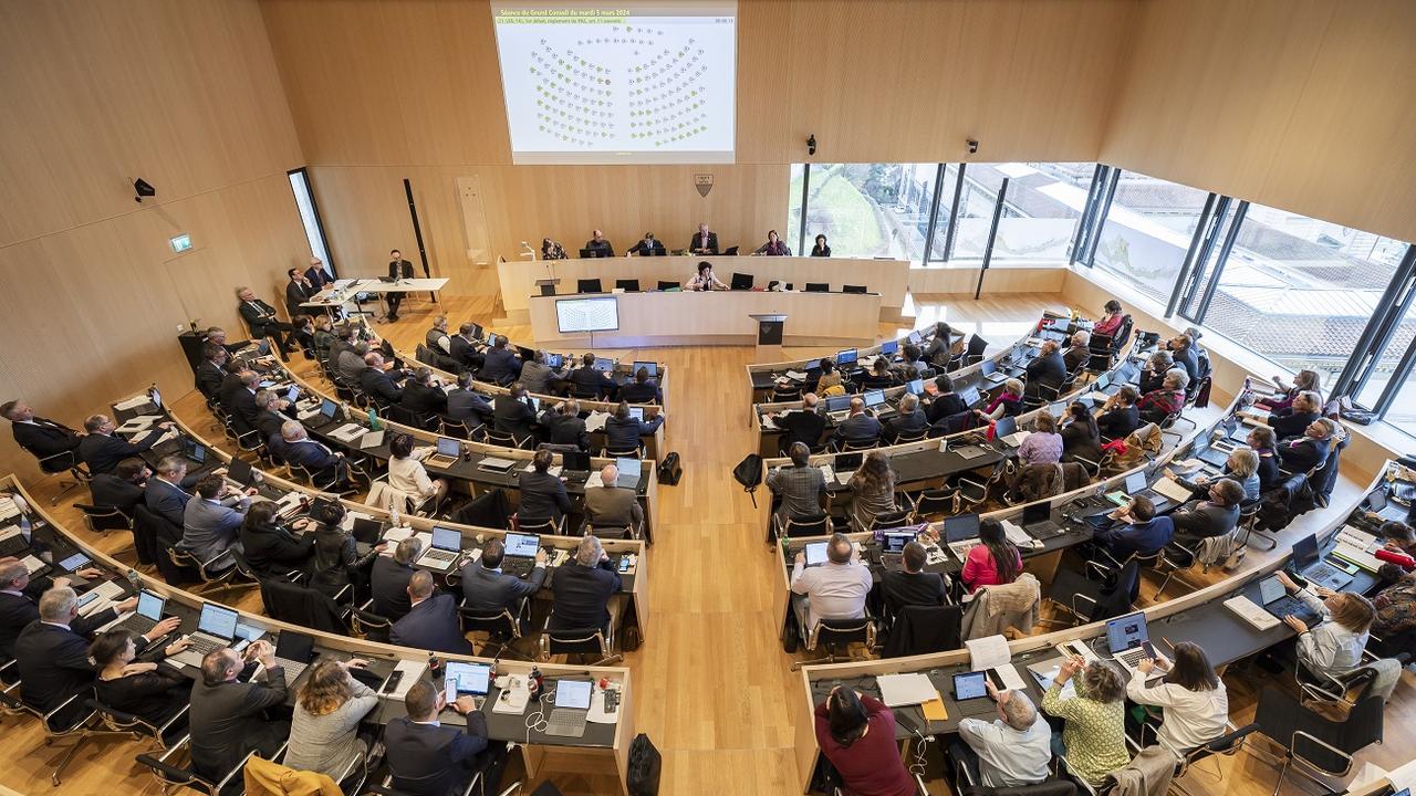 Les deputes vaudois votent au Parlement vaudois lors d'une seance du Grand Conseil sur le PAC Lavaux (Plan d'affectation cantonal Lavaux), ce mardi, 5 mars 2024 dans la salle du Grand Conseil du canton de Vaud a Lausanne. (KEYSTONE/Cyril Zingaro) [Keystone - Cyril Zingaro]