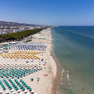 Une plage à Alba Adriatica en Italie (image d'illustration). [AFP - Lorenzo Di Cola / NurPhoto]