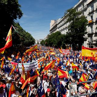 Des milliers de partisans de l'opposition de droite manifestent à Madrid contre l'amnistie des séparatistes catalans. [AFP - OSCAR DEL POZO]