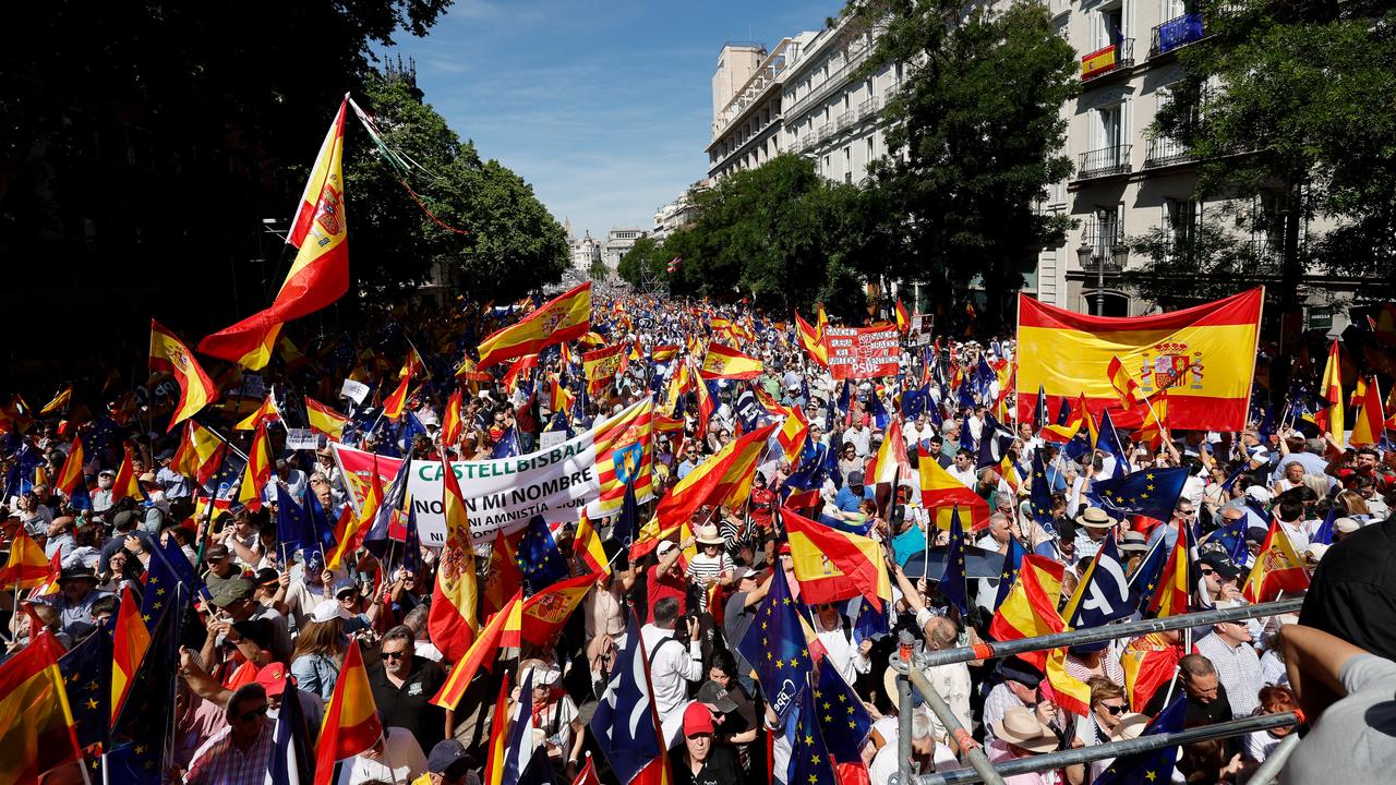 Des milliers de partisans de l'opposition de droite manifestent à Madrid contre l'amnistie des séparatistes catalans. [AFP - OSCAR DEL POZO]