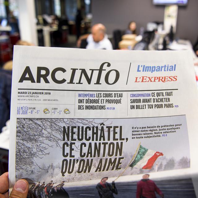 L'aide neuchâteloise aux médias régionaux va surtout concerner le journal "ArcInfo". [Keystone - Jean-Christophe Bott]