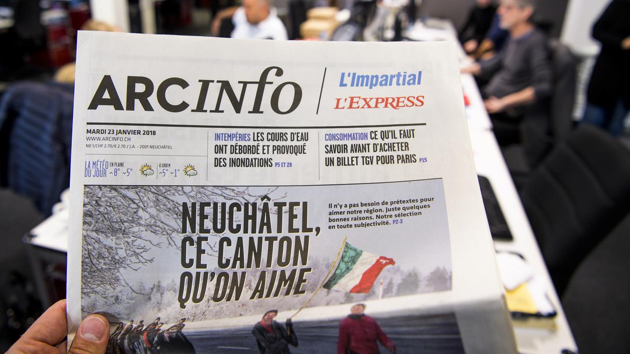 L'aide neuchâteloise aux médias régionaux va surtout concerner le journal "ArcInfo". [Keystone - Jean-Christophe Bott]
