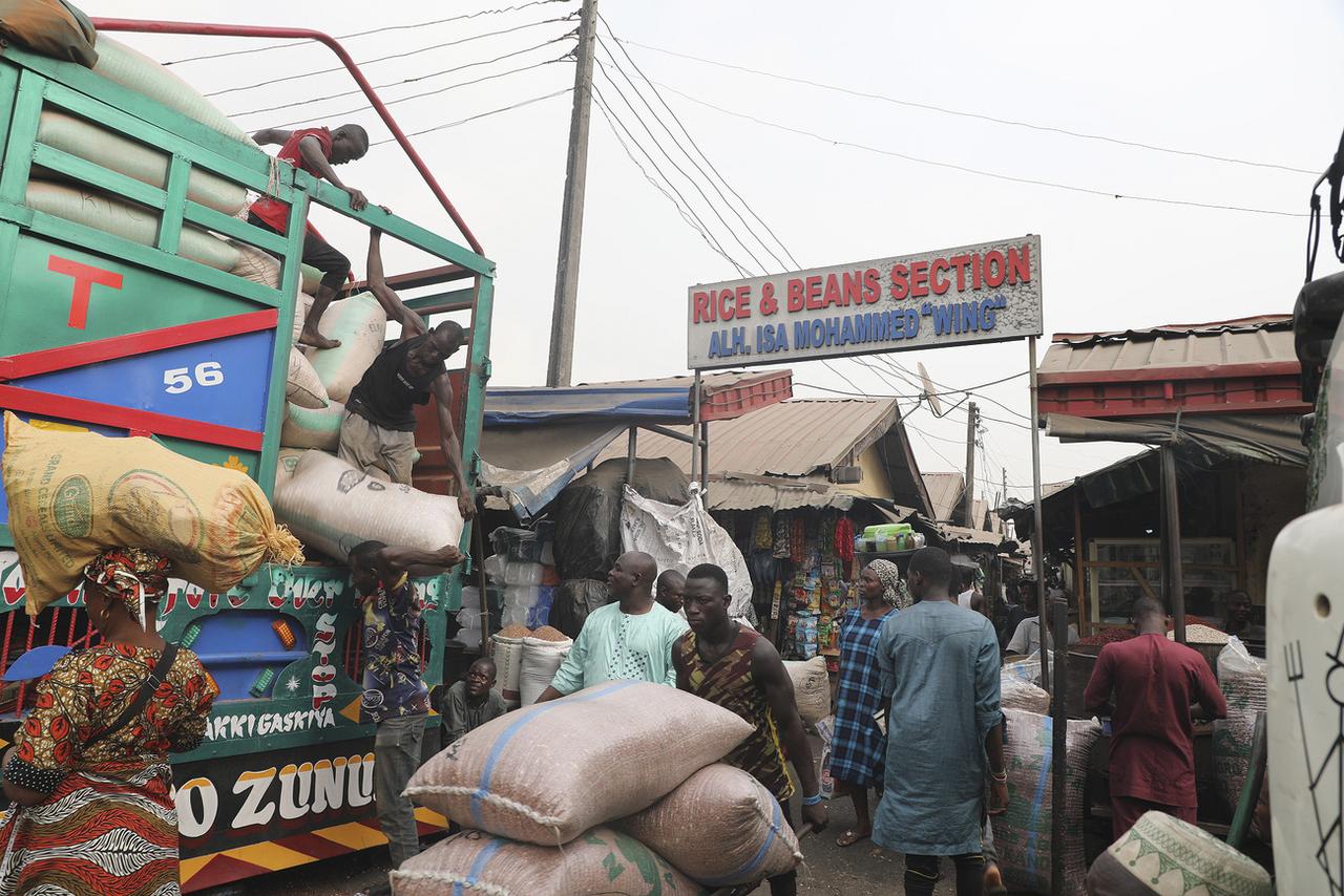 Un marché de la ville de Lagos. Au Nigeria, le prix des aliments de base comme le millet ou le maïs a doublé en un an. [KEYSTONE/AP PHOTO - MANSUR IBRAHIM]