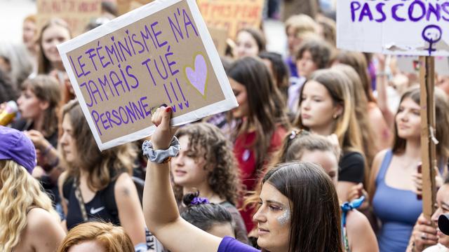 Plusieurs milliers de femmes se sont mobilisées vendredi pour faire valoir leurs droits, à l'occasion de la traditionnelle grève féministe du 14 juin. [Keystone - Salvatore Di Nolfi]