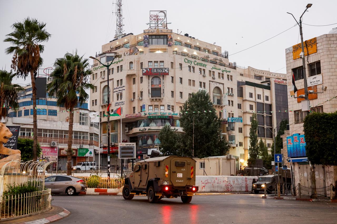 Le véhicule de l'armée israélienne devant le bureau d'Al Jazeera à Ramallah qu'elle a visité dimanche pour ordonner sa fermeture pour 45 jours. [REUTERS - Mohamad Torokman]