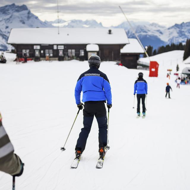 La police à ski dans la station de Villars-sur-Ollon en 2020. [Keystone - Valentin Flauraud]