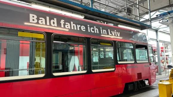 Sur le tram de Berne, aujourd'hui hors service, on peut lire: "Bientôt, je circulerai à Lviv." [SWI swissinfo.ch]