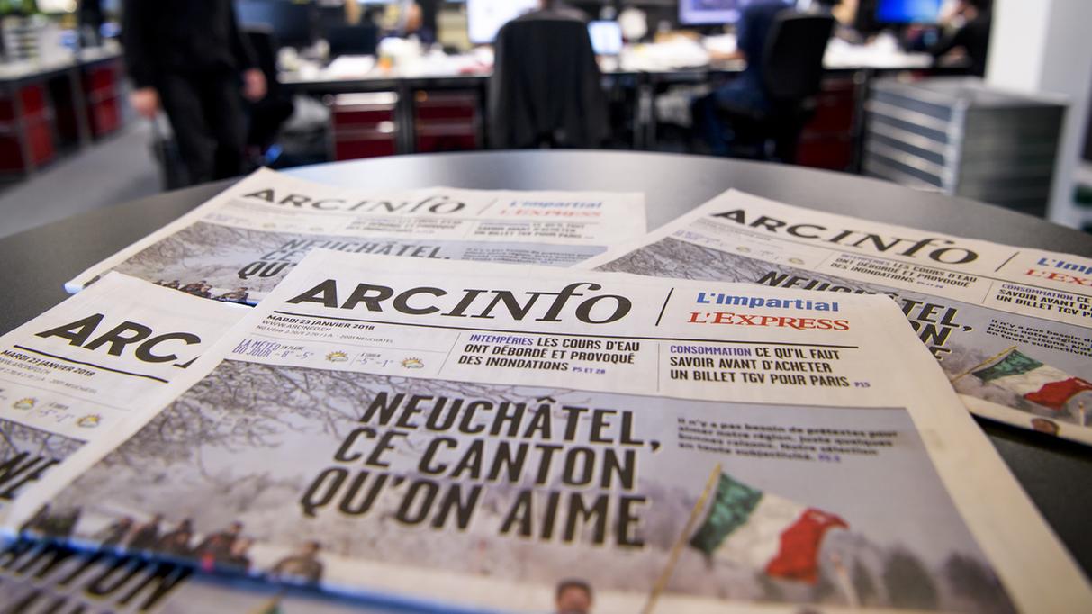 Le journal Arcinfo sera distribué par La Poste dès août dans certaines zones de Neuchâtel. [Keystone - Jean-Christophe Bott]