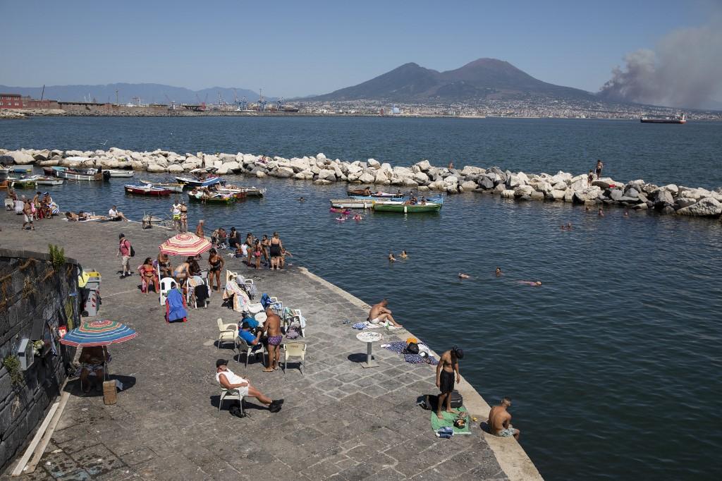 NAPLES, ITALY - JULY 30: People sunbathe at sea during a heatwave in Naples, Italy on July 30, 2024. A new heat emergency hit Naples, with alert level 3. Temperatures have reached 40 degrees. This is what the bulletin of the National Alarm Forecasting System for the prevention of the effects of heat waves on health had already anticipated yesterday, with the technical-scientific support of the Competence Center of the Civil Protection Department. Stringer / Anadolu (Photo by STRINGER / ANADOLU / Anadolu via AFP) [Anadolu via afp - Stringer]