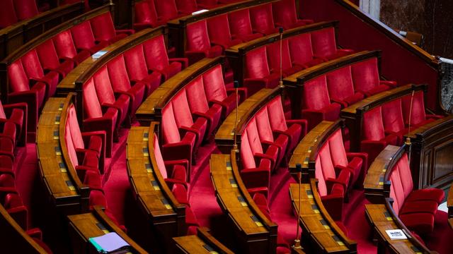 Les travées vides de l'Assemblée nationale à Paris. [Hans Lucas via AFP - Amaury Cornu]