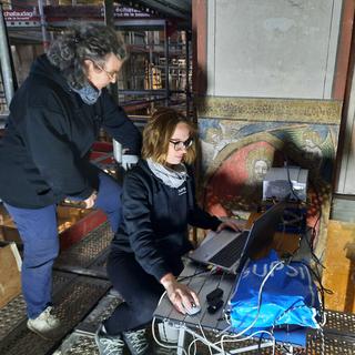 Restauration de l'Église Sainte Marie de l'Abbaye de Hauterive (FR): Francesca Piqué et Patrizia Moretti (assise), de la SUPSI, avec leurs instruments high-tech. [RTS - Sarah Dirren]