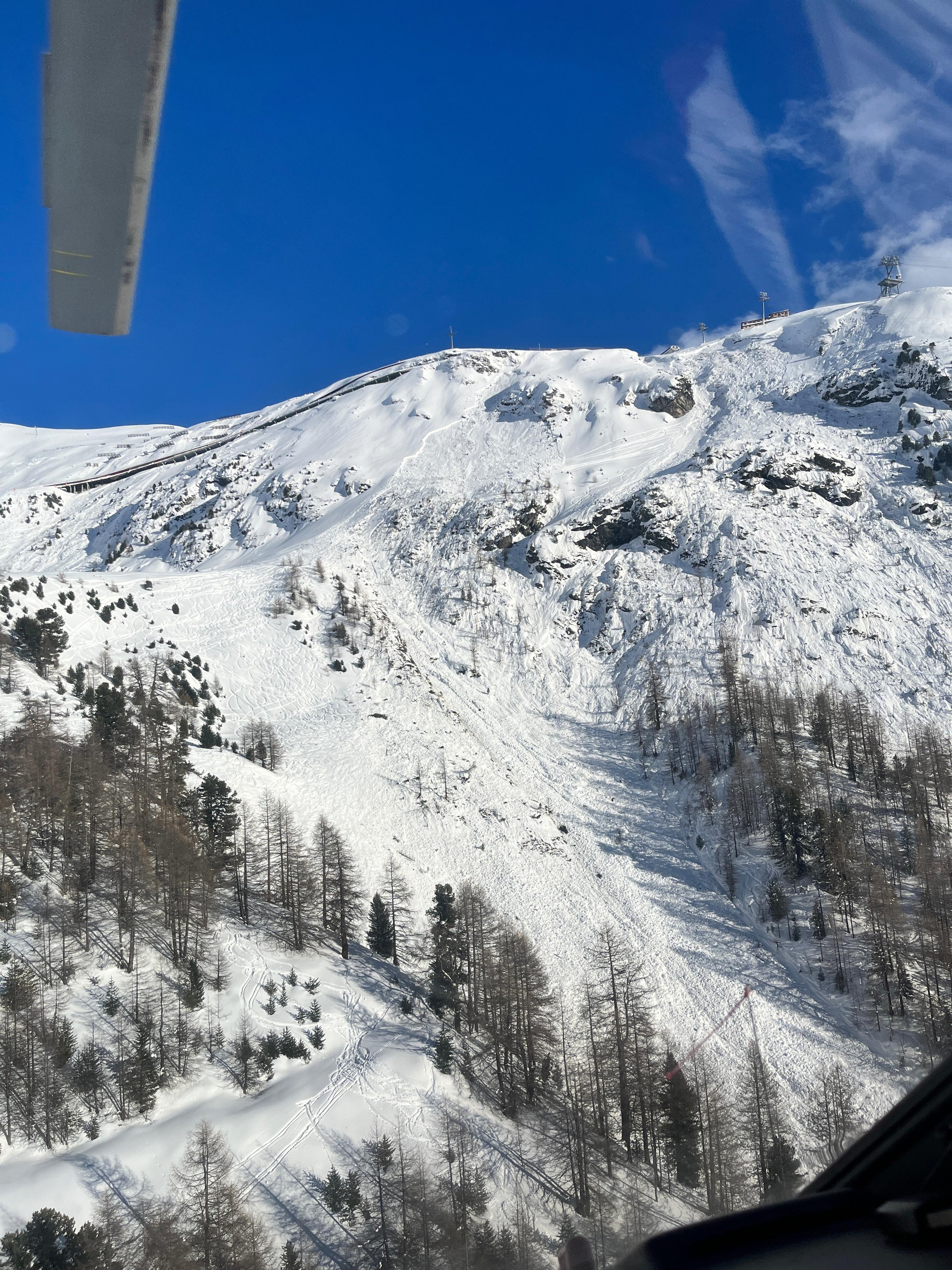 Vue aérienne de l'avalanche. [Police cantonale du Valais]