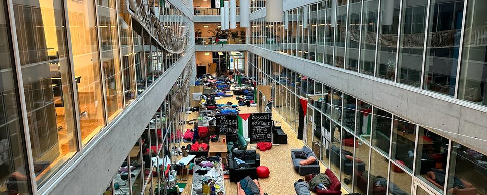 Le bâtiment Géopolis de l'UNIL reste occupé par des manifestants pro-Palestiniens. [RTS - Robin Baudraz]