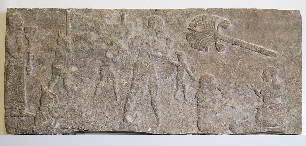 Le relief provenant de la double frise montre montre des soldats assyriens déportant les divinités de Babylone et sa population. [Office fédéral de la culture (OFC)]
