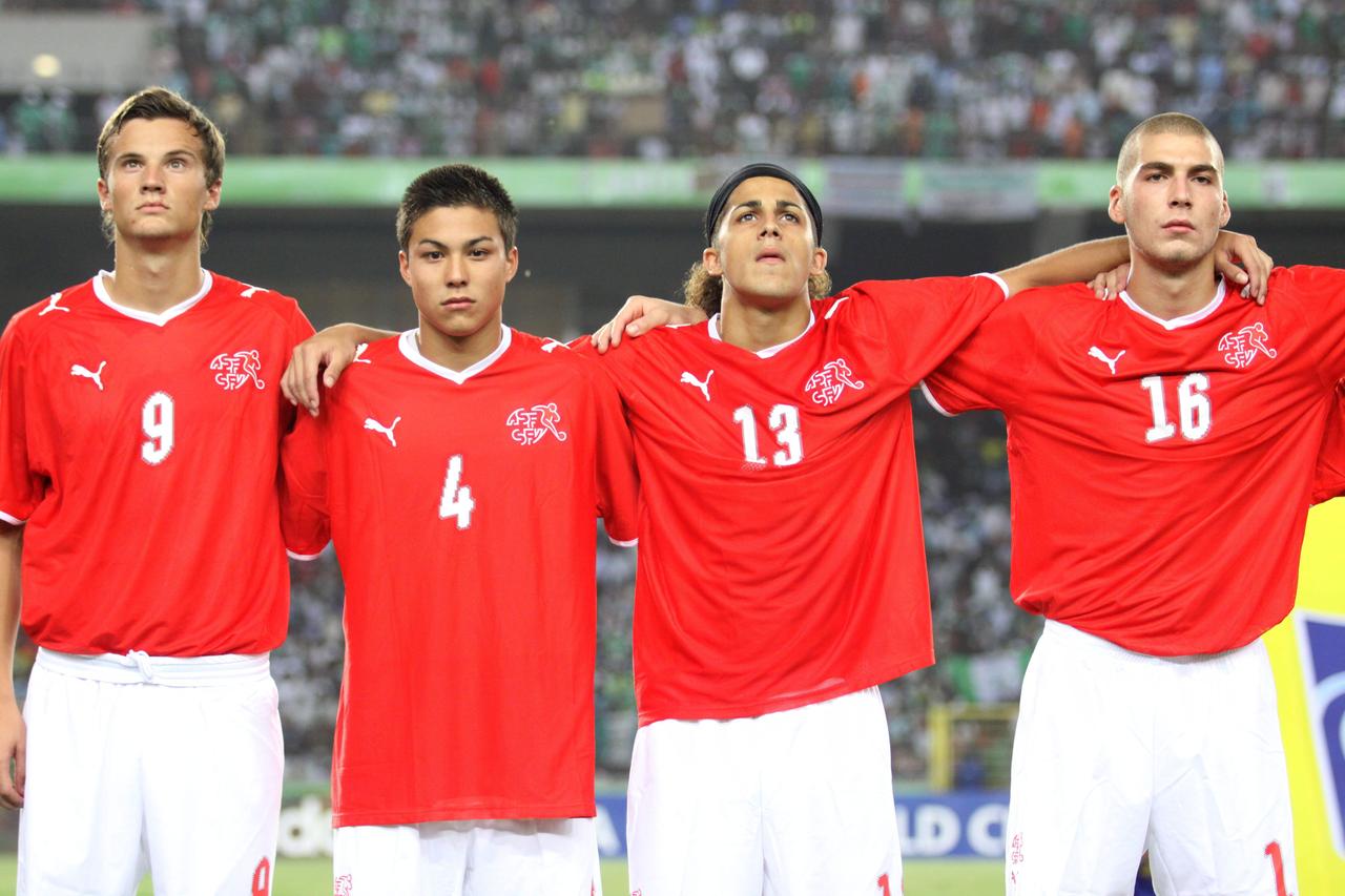 Charyl Chappuis (no4) ici entre Haris Seferovic et Ricardo Rodriguez. [KEYSTONE - SUNDAY ALAMBA]