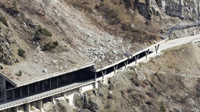 La route Sierre-Vissoie a été fermée après un premier éboulement le 24 mars 2024 [Keystone - Salvatore di Nolfi]