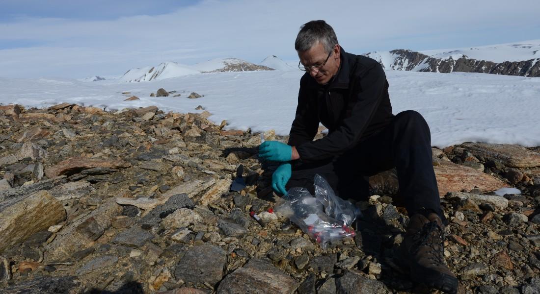Le professeur Bo Elberling prélève des échantillons de sol sur un nunatak, une zone montagneuse entourée par la calotte glaciaire du Groenland. Ici aussi, l'équipe de recherche a pu observer une absorption de méthane similaire à celle mesurée dans des zones sèches ailleurs au Groenland. [University of Copenhagen - Elise Biersma]