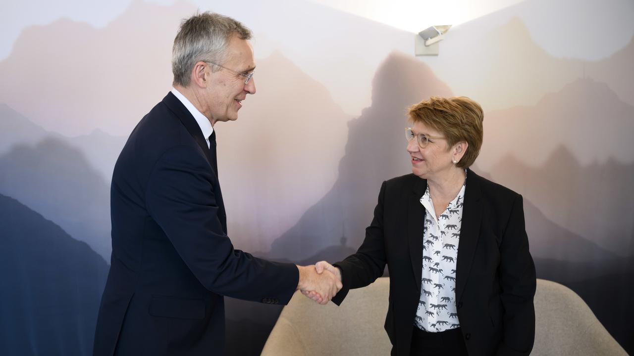Viola Amherd a rencontré plusieurs fois le secrétaire général de l'Otan Jens Stoltenberg. [Keystone - POOL/Laurent Gillieron]