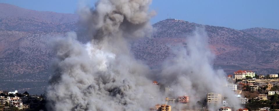 Un bombardement israélien sur le village de Khiam, à la frontière avec Israël. [Keystone]