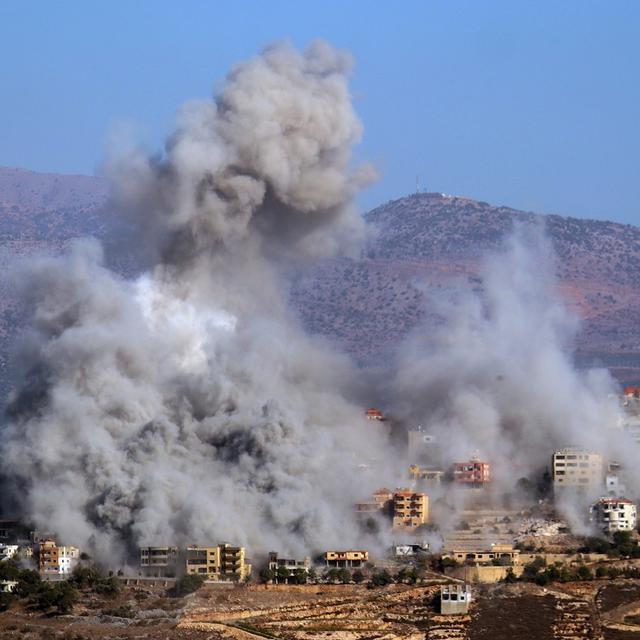 Un bombardement israélien sur le village de Khiam, à la frontière avec Israël. [Keystone]