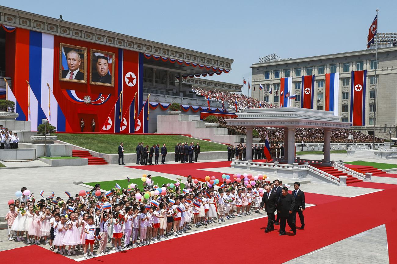 Vladimir Poutine et Kim Jong Un lors de la cérémonie d'accueil sur la place Place Kim Il-sung. [KEYSTONE - VLADIMIR SMIRNOV]