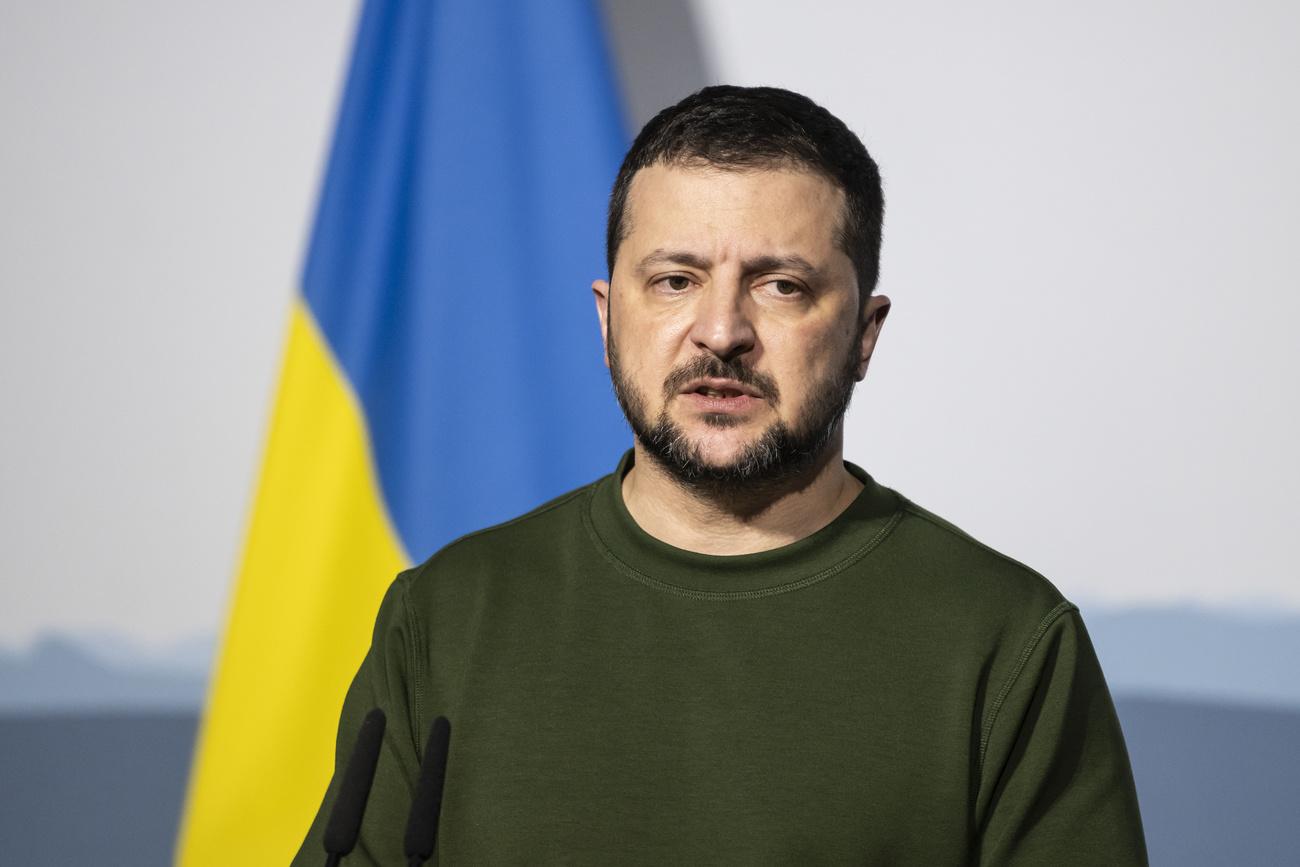 Volodymyr Zelensky veut ouvrir la nationalité ukrainienne aux combattants étrangers. [Keystone - POOL/Alessandro della Valle]