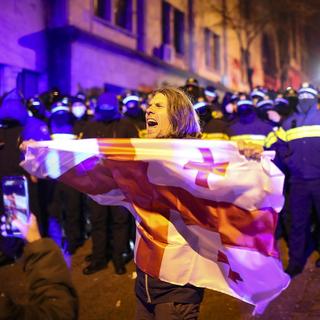 Un supporter de l'opposition au gouvernement géorgien lors d'une manifestation devant le Parlement, à Tbilisi (Géorgie). 4 décembre 2024. [EPA/Keystone - AVID MDZINARISHVILI]