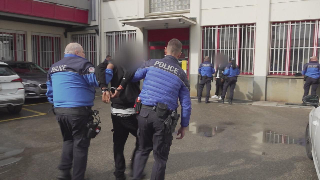 Lorsque la RTS s'est rendue sur place, les policiers ont fait chou blanc: aucun des dealers présumés arrêtés à la gare et à la place d'Armes n'avait de drogue sur lui.