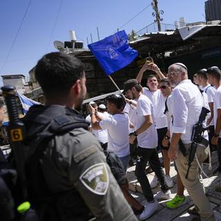Des violences racistes anti-arabes ont terni la marche des drapeaux à Jérusalem en Israël. [Keystone/AP Photo - Ohad Zwigenberg]