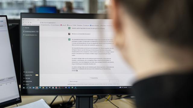 Eine Frau benuetzt ChatGPT mit einem Computer, fotografiert am Donnerstag, 30. Maerz 2023 in Bern. Die kuenstliche Intelligenz ChatGPT wurde entwickelt um Benutzern das Erstellen von natuerlich klingenden Konversationen in Echtzeit in Form eines Chatbots zu ermoeglichen. (KEYSTONE/Christian Beutler) [Keystone - Christian Beutler]