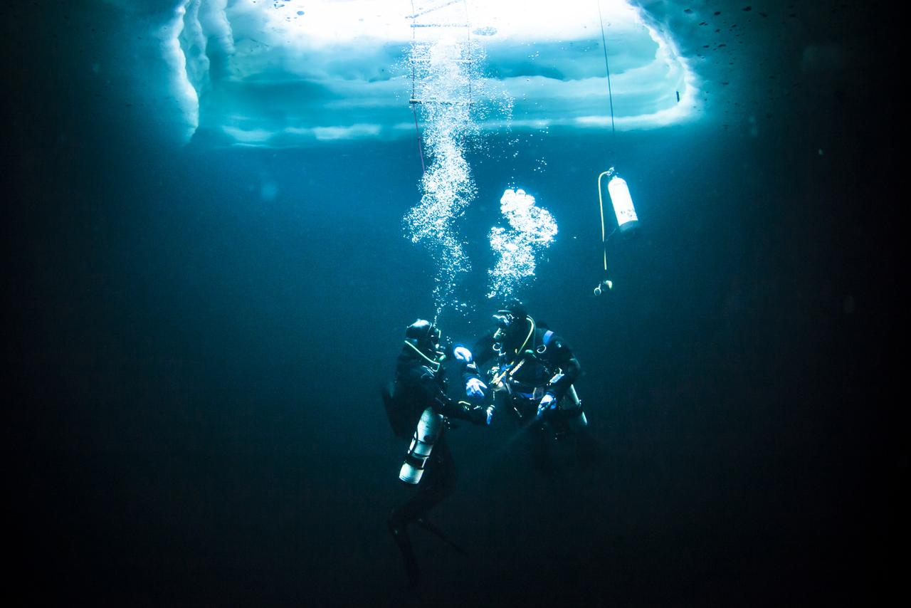 Des plongeurs sous le lac Lioson. [KEYSTONE - VALENTIN FLAURAUD]