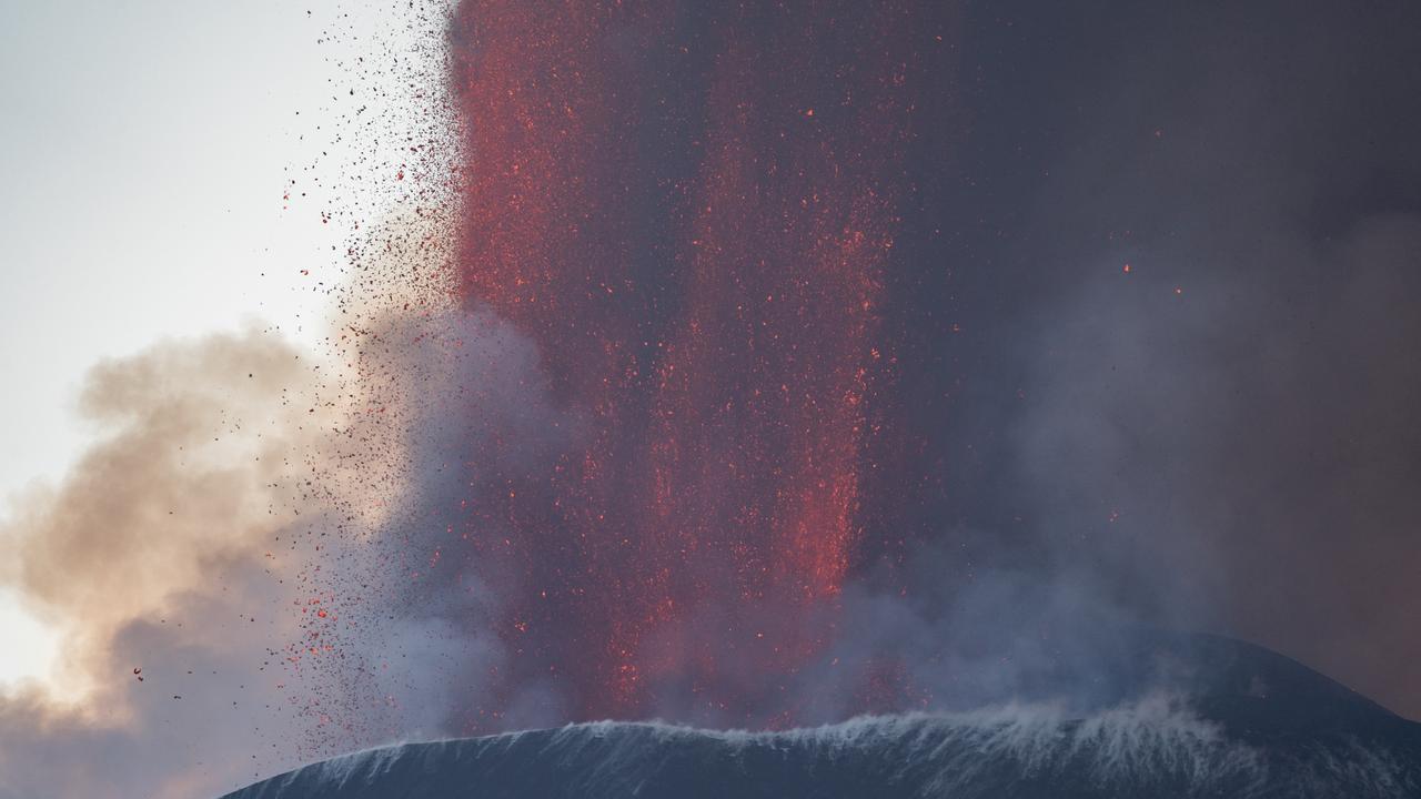 Des panaches de lave et de vapeur s'élèvent du cratère Voragine de l'Etna, le 4 août 2024. [reuters - MARCO RESTIVO]