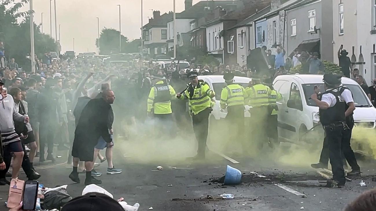 De violents heurts ont opposé mardi des manifestants aux forces de l'ordre à Southport. [KEYSTONE - RICHARD MCCARTHY]