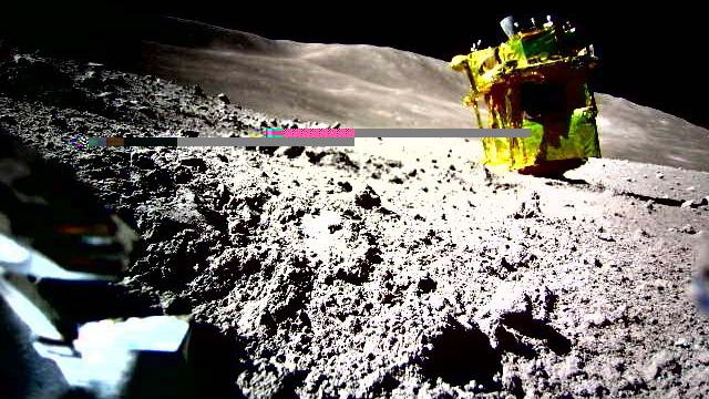 Une image prise par le véhicule d'excursion lunaire (LEV-2) montre le SLIM (Smart Lander for Investigating Moon) de l'Agence japonaise d'exploration aérospatiale (JAXA) sur la surface de la Lune, le 20 janvier 2024. [JAXA - LEV-2]