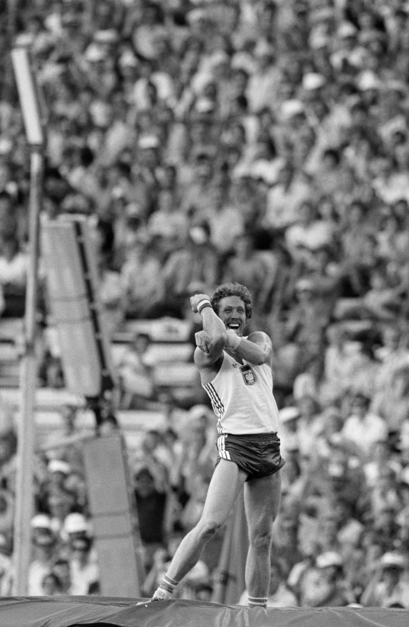 Le perchiste polonais Wladyslaw Kozakiewicz fait un geste vers la foule moscovite pour tancer l'URSS, après avoir établi un nouveau record du monde lors de la finale olympique du saut à la perche, le 30 juillet 1980 à Moscou, et remporté la médaille d'or. [AFP - JEAN-CLAUDE DELMAS]