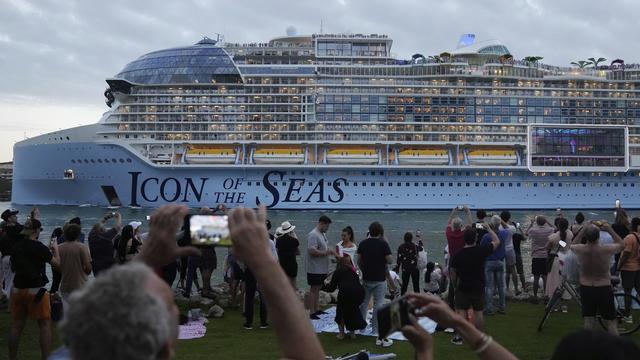 Le plus grand paquebot au monde a pris la mer sur fond de critiques environnementales. [Keystone - Rebecca Blackwell / AP Photo]