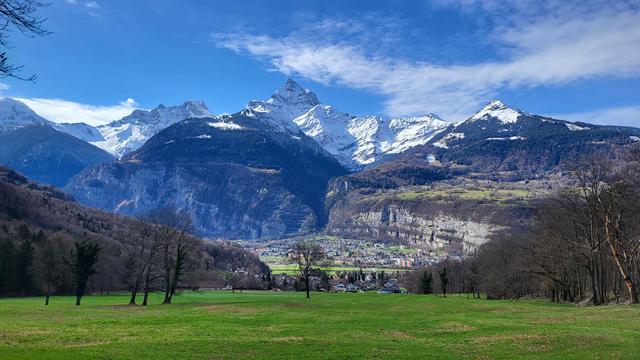 Vue sur les Dents du Midi depuis le plateau de Chiètres (VD). [Vos infos - Fredric Norberg]