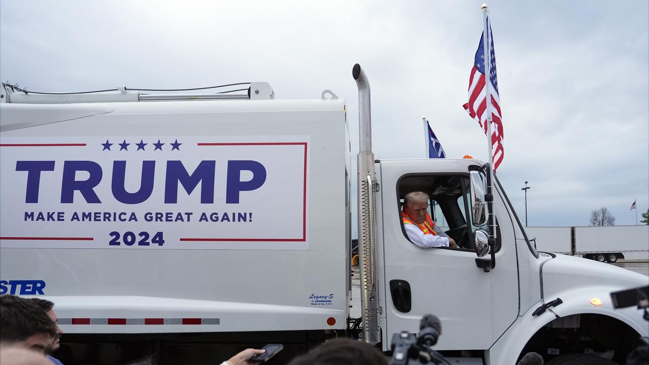 Après une gaffe de Joe Biden, Donald Trump se met en scène dans un camion- poubelle - rts.ch - Présidentielle américaine