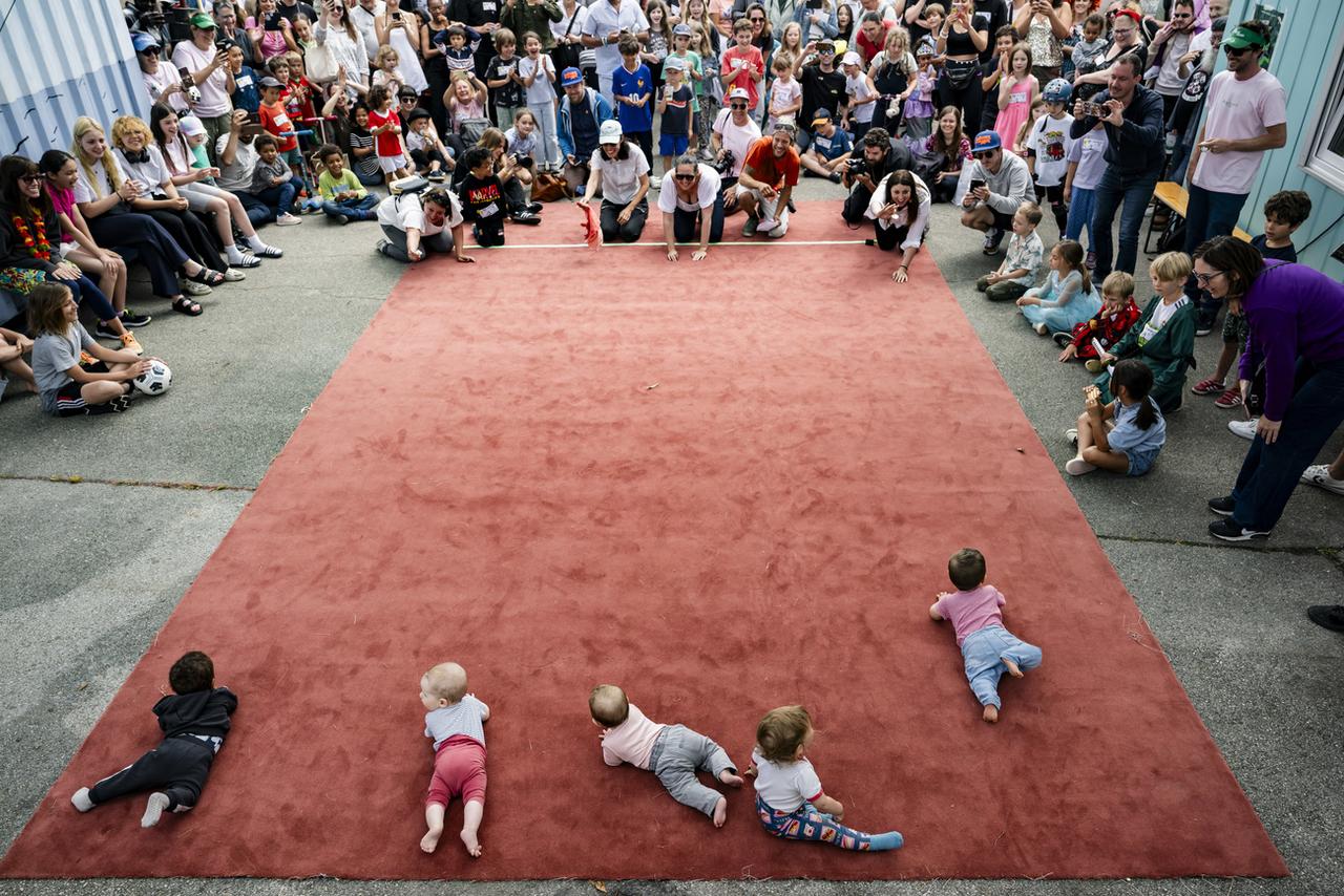 Une compétition de "bébés rampants" a aussi été organisée à Lausanne. [KEYSTONE - JEAN-CHRISTOPHE BOTT]