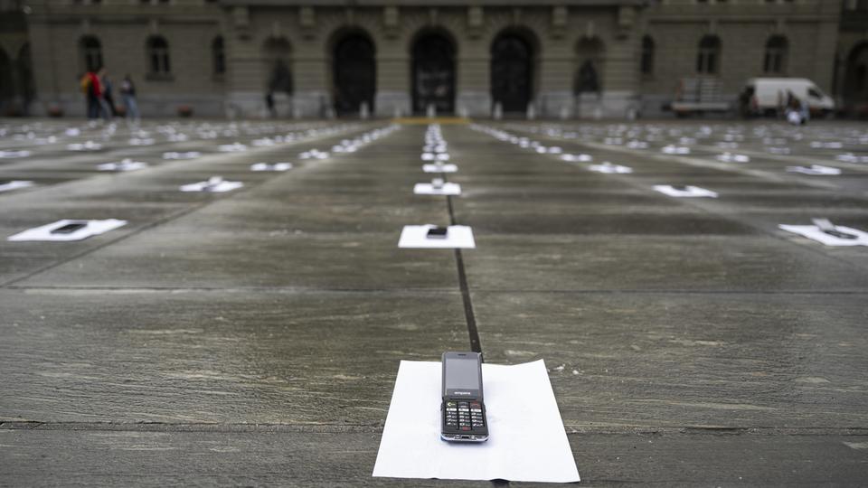 Pour dénoncer ce climat de haine face aux LGBTIQ, 305 téléphones ont retentit vendredi sur la Place fédérale. [KEYSTONE - ANTHONY ANEX]