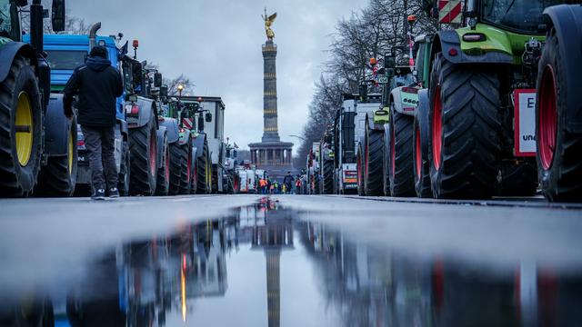 Les agriculteurs allemands achèvent à Berlin une semaine de mobilisation massive. [KEYSTONE - KAY NIETFELD]