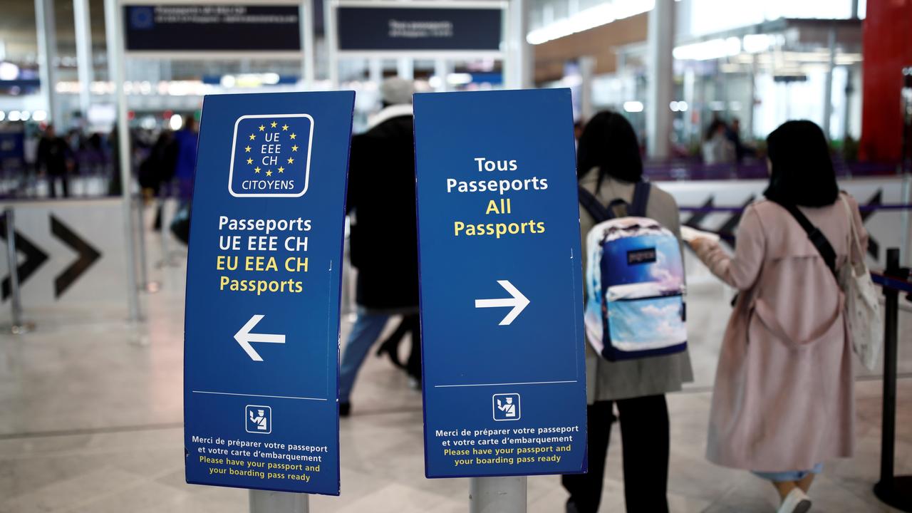 Les passeports des voyageurs en provenance d'un pays hors espace Schengen ne seront plus tamponnés par les douanes à partir de novembre (image d'illustration). [Reuters - Benoit Tessier]