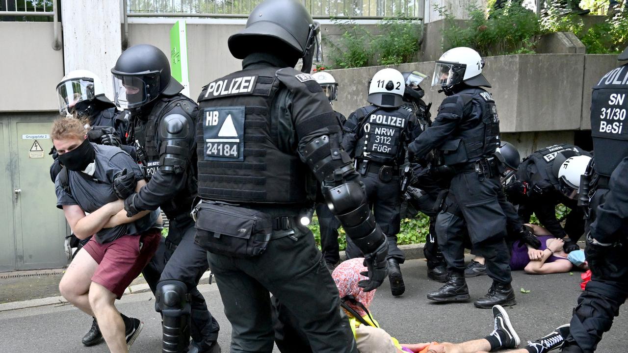 Des violences et des arrestations en marge du congrès du parti d'extrême droite allemand AfD. [keystone - Henning Kaiser]