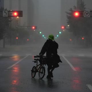 Un pompier dans une rue désertée de Tampa Bay (Floride) peu avant le passage de l'ouragan Milton, le 9 octobre 2024. [AP Photo - Keystone - Rebecca Blackwell]