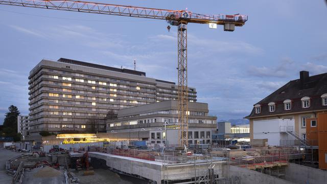 Le bâtiment principal et les travaux de construction du nouvel hôpital pour enfants du Centre hospitalier universitaire vaudois. [Keystone - Gaëtan Bally]